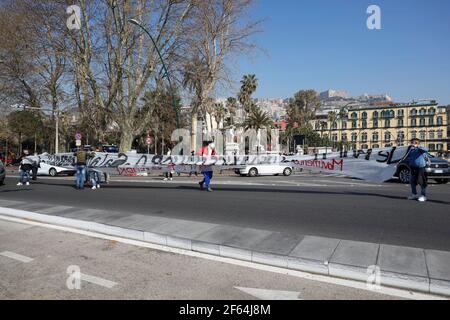 Neapel, Italien. März 2020, 28th. Neapel 03/30/2021, heute Morgen eine große Gruppe von Arbeitslosen blockiert die Neapel Waterfront zu fragen, für Arbeit, oder Subventionen, um die covid-19 Pandemie zu bekämpfen Kredit: Fabio Sasso/ZUMA Wire/Alamy Live News Stockfoto