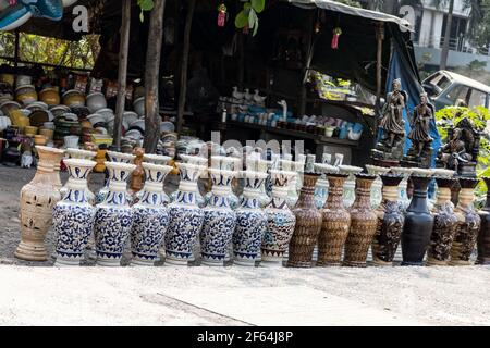 Lokaler Shop von verschiedenen Home dekorativen Artikel mit Gips gemacht Oder Putz von paris mit Vase im Vordergrund Stockfoto