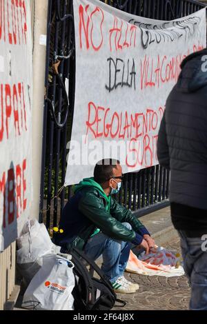 Neapel, Italien. März 2020, 28th. Neapel 03/30/2021, heute Morgen eine große Gruppe von Arbeitslosen blockiert die Neapel Waterfront zu fragen, für Arbeit, oder Subventionen, um die covid-19 Pandemie zu bekämpfen Kredit: Fabio Sasso/ZUMA Wire/Alamy Live News Stockfoto