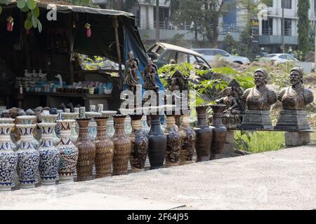 Lokaler Shop von verschiedenen Home dekorativen Artikel mit Gips gemacht Oder Putz von paris mit Vase im Vordergrund Stockfoto