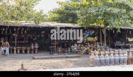 17. märz 2021, maharashtra indien : lokaler Shop von verschiedenen Home dekorativen Artikel mit Gips oder Putz von paris mit Vase im Vordergrund Stockfoto