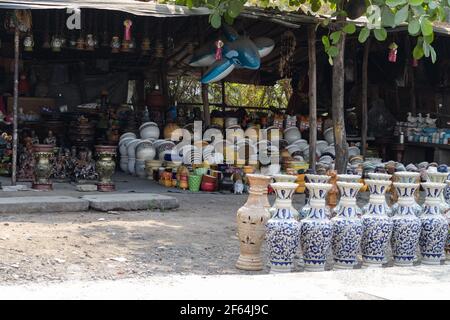 Lokaler Shop von verschiedenen Home dekorativen Artikel mit Gips gemacht Oder Putz von paris mit Vase im Vordergrund Stockfoto