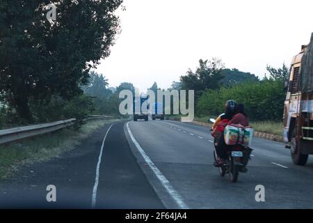 12 Nov 2020, Maharashtra Indien: Am frühen Morgen Pune Bangalore Autobahn, wo entfernte LKW im Fokus ist Stockfoto