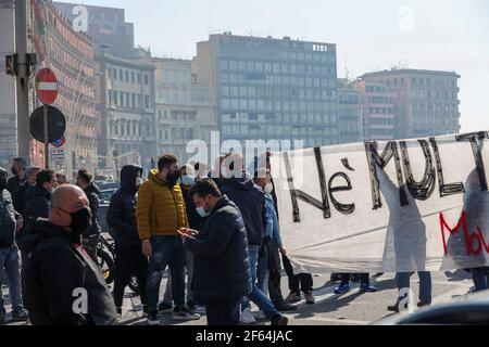 Neapel, Italien. März 2020, 28th. Neapel 03/30/2021, heute Morgen eine große Gruppe von Arbeitslosen blockiert die Neapel Waterfront zu fragen, für Arbeit, oder Subventionen, um die covid-19 Pandemie zu bekämpfen Kredit: Fabio Sasso/ZUMA Wire/Alamy Live News Stockfoto