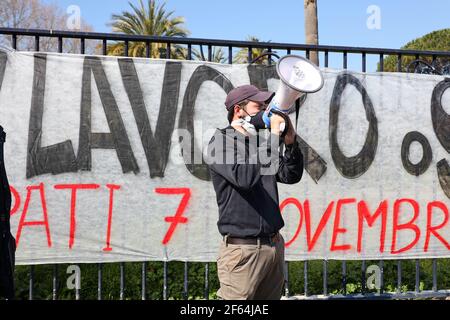 Neapel, Italien. März 2020, 28th. Neapel 03/30/2021, heute Morgen eine große Gruppe von Arbeitslosen blockiert die Neapel Waterfront zu fragen, für Arbeit, oder Subventionen, um die covid-19 Pandemie zu bekämpfen Kredit: Fabio Sasso/ZUMA Wire/Alamy Live News Stockfoto