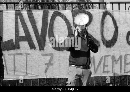 Neapel, Italien. März 2020, 28th. Neapel 03/30/2021, heute Morgen eine große Gruppe von Arbeitslosen blockiert die Neapel Waterfront zu fragen, für Arbeit, oder Subventionen, um die covid-19 Pandemie zu bekämpfen Kredit: Fabio Sasso/ZUMA Wire/Alamy Live News Stockfoto