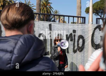 Neapel, Italien. März 2020, 28th. Neapel 03/30/2021, heute Morgen eine große Gruppe von Arbeitslosen blockiert die Neapel Waterfront zu fragen, für Arbeit, oder Subventionen, um die covid-19 Pandemie zu bekämpfen Kredit: Fabio Sasso/ZUMA Wire/Alamy Live News Stockfoto