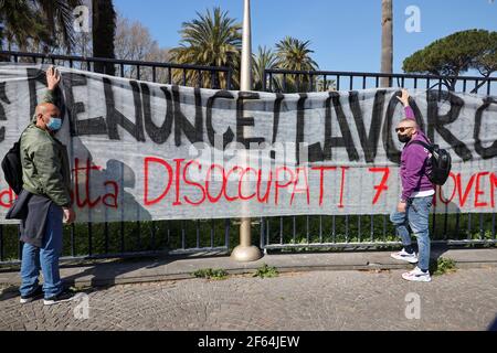 Neapel, Italien. März 2020, 28th. Neapel 03/30/2021, heute Morgen eine große Gruppe von Arbeitslosen blockiert die Neapel Waterfront zu fragen, für Arbeit, oder Subventionen, um die covid-19 Pandemie zu bekämpfen Kredit: Fabio Sasso/ZUMA Wire/Alamy Live News Stockfoto