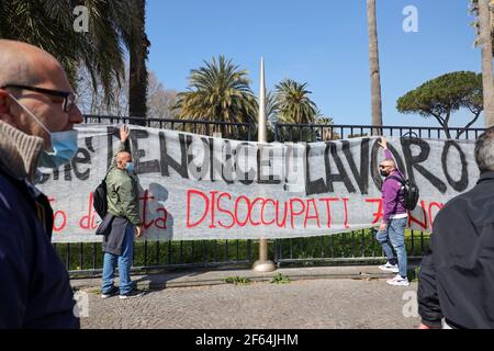 Neapel, Italien. März 2020, 28th. Neapel 03/30/2021, heute Morgen eine große Gruppe von Arbeitslosen blockiert die Neapel Waterfront zu fragen, für Arbeit, oder Subventionen, um die covid-19 Pandemie zu bekämpfen Kredit: Fabio Sasso/ZUMA Wire/Alamy Live News Stockfoto