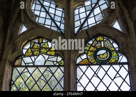 Fragmente mittelalterlicher Glasmalereien, Kirche des Heiligen Kreuzes im Dorf Gilling East, Yorkshire, Großbritannien; Stockfoto