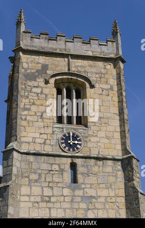 Turm aus dem 15th. Jahrhundert zur Kirche des Heiligen Kreuzes im Dorf Gilling East, Yorkshire, Großbritannien; Stockfoto