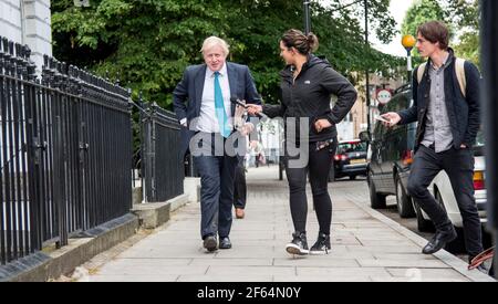 Foto zeigt: Boris Johnson verlässt sein Haus in belaubten Islington heute von TV-Reporter verzweifelt für ein Zitat gehetzt. Er sah ein wenig erschrocken aus, als er marc Stockfoto