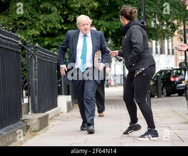 Foto zeigt: Boris Johnson verlässt sein Haus in belaubten Islington heute von TV-Reporter verzweifelt für ein Zitat gehetzt. Er sah ein wenig erschrocken aus, als er marc Stockfoto