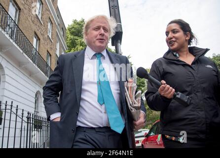 Foto zeigt: Boris Johnson verlässt sein Haus in belaubten Islington heute von TV-Reporter verzweifelt für ein Zitat gehetzt. Er sah ein wenig erschrocken aus, als er marc Stockfoto