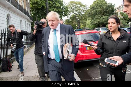 Foto zeigt: Boris Johnson verlässt sein Haus in belaubten Islington heute von TV-Reporter verzweifelt für ein Zitat gehetzt. Er sah ein wenig erschrocken aus, als er marc Stockfoto