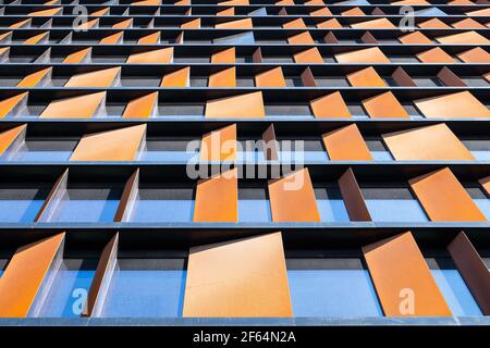 Abstrakte Architektur des modernen Bürogebäudes, zeitgenössische Fassade mit Kortenstahl und schwarzen Liberta-Regentafeln von Ruukki, Brama Miasta Łod Stockfoto