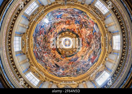 Die Apotheose der heiligen Agnes in die Herrlichkeit des Himmels Kuppelfresko in Sant Agnese in Agone 17th Jahrhundert barocke Kirche Innenraum auf der Piazza Navona in Rom, Stockfoto
