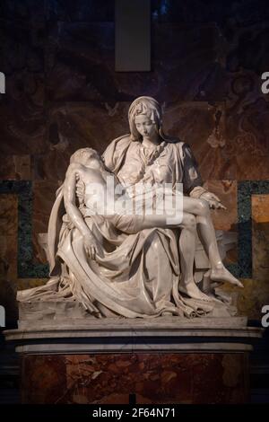 Jesus im Schoß von Mutter Maria nach seiner Kreuzigung. Pieta von Michelangelo in der Petersbasilika im Vatikan, beeindruckendes Meisterwerk der Renaissance Stockfoto