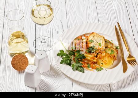 Tartiflette, französische Kartoffel, Speck und Käseauflauf auf einem weißen Teller, französische Küche Stockfoto