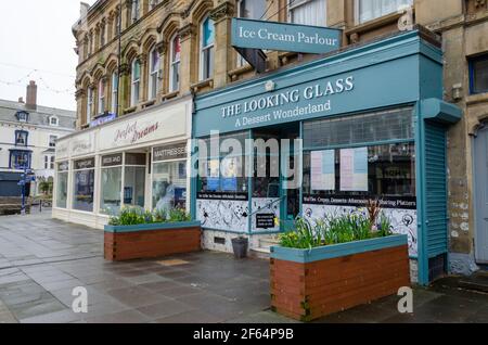 Llandudno, Großbritannien: 18. März 2021: Eine allgemeine Straßenansicht der Mostyn Street, in der viele Geschäfte im Stadtzentrum während der Pandemie vorübergehend geschlossen sind Stockfoto