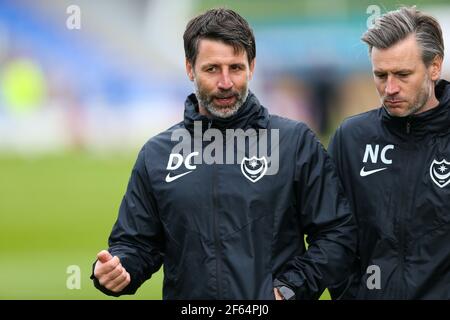 Portsmouth-Manager Danny Cowley (links) spricht mit dem Assistenten Nicky Cowley vor der Sky Bet League ein Spiel auf der Montgomery Waters Meadow, Shrewsbury. Bilddatum: Samstag, 27. März 2021. Stockfoto