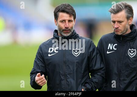 Portsmouth-Manager Danny Cowley (links) spricht mit dem Assistenten Nicky Cowley vor der Sky Bet League ein Spiel auf der Montgomery Waters Meadow, Shrewsbury. Bilddatum: Samstag, 27. März 2021. Stockfoto