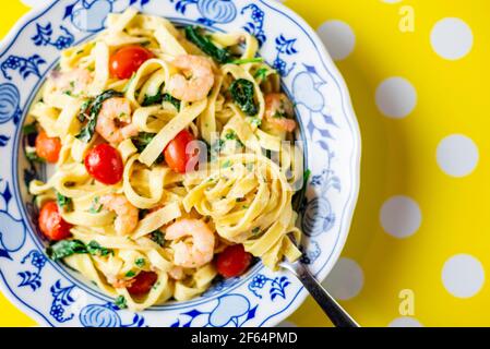 Toskanische Garnelen mit Tomaten, Spinat und cremiger Parmesan-Sauce Stockfoto