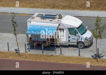 Regua / Portugal - 10/02/2020 : Blick auf ein Seniorenpaar, das einen Kaffee außerhalb des Wohnmobils genießt, auf der Seite an der Straße geparkt in ausländischen Touristen ca Stockfoto