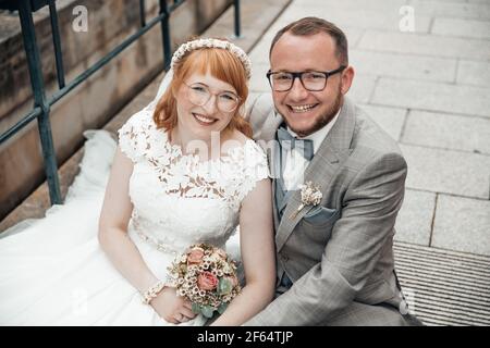 Portrait des Brautpaares an ihrem Hochzeitstag Stockfoto