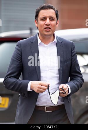 Glasgow, Schottland, Großbritannien. März 2021, 30th. IM BILD: Anas Sarwar MSP - der Vorsitzende der Scottish Labour Party sah einen Besuch in einer Zahnarztpraxis auf dem Weg zur Holyrood-Wahlkampagne. Quelle: Colin Fisher/Alamy Live News Stockfoto