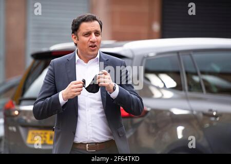 Glasgow, Schottland, Großbritannien. März 2021, 30th. IM BILD: Anas Sarwar MSP - der Vorsitzende der Scottish Labour Party sah einen Besuch in einer Zahnarztpraxis auf dem Weg zur Holyrood-Wahlkampagne. Quelle: Colin Fisher/Alamy Live News Stockfoto