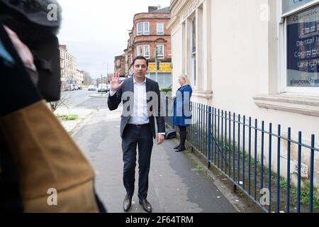 Glasgow, Schottland, Großbritannien. März 2021, 30th. IM BILD: Anas Sarwar MSP - der Vorsitzende der Scottish Labour Party sah einen Besuch in einer Zahnarztpraxis auf dem Weg zur Holyrood-Wahlkampagne. Quelle: Colin Fisher/Alamy Live News Stockfoto