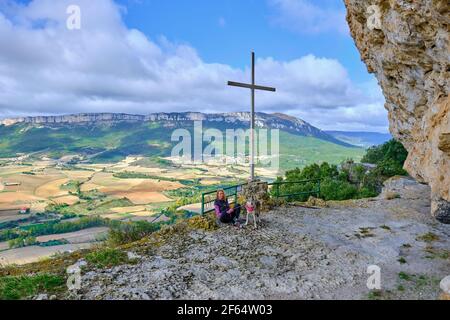Junge reife Wanderfrau mit einem Hund in einem Blickpunkt. Stockfoto