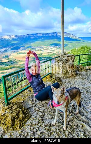 Junge reife Wanderfrau mit einem Hund in einem Blickpunkt. Stockfoto