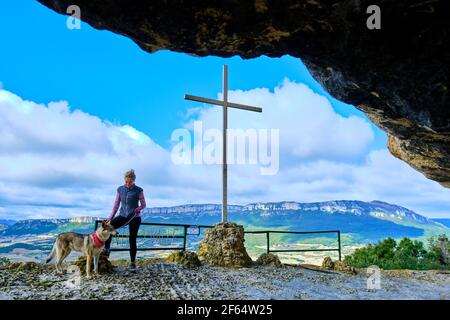 Junge reife Wanderfrau mit einem Hund in einem Blickpunkt. Stockfoto
