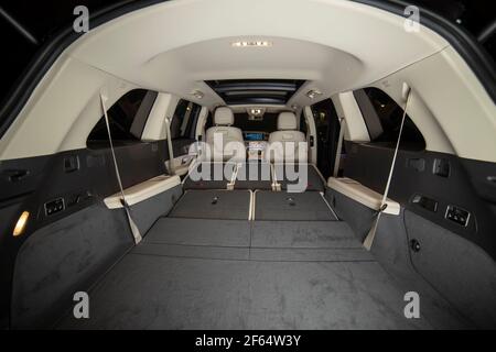 moskau, russland - 24. dezember 2019: Hintere Sitzreihe in flacher Flor gefaltet. Leere Innenraum der Limousine Premium SUV Mercedes GLS Klasse in der Nacht schießen. Stockfoto