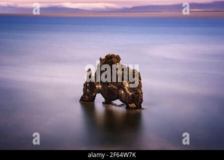 Sonnenuntergang am Hvítserkur Basalt im Norden Island Stack Stockfoto