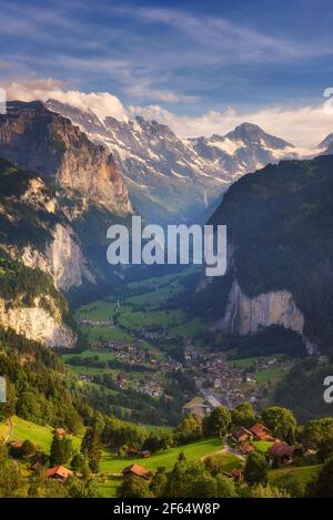 Lauterbrunnen Tal in den Schweizer Alpen von der alpinen Dorf Wengen gesehen Stockfoto