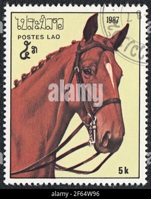 Eine Briefmarke zeigt ein rotes Pferd mit einem weißen Fleck an der Mündung (Equus ferus caballus) aus der Serie: Vollblutpferde, Laos, 1987 Stockfoto