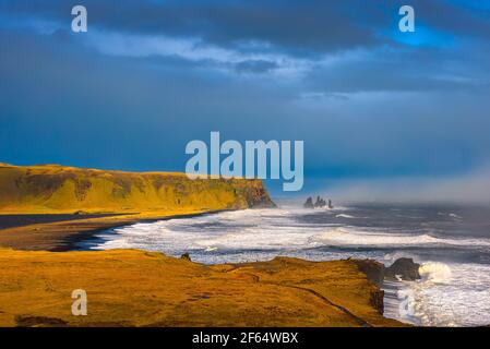 Der schwarze Sandstrand von Reynisfjara und das Meer von Reynisdrangar ragen südisland Stockfoto