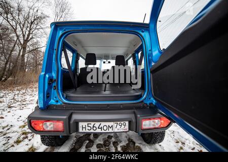 Moskau, Russland - 24. Januar 2020: Nahaufnahme der offenen hinteren fünften Kofferraumtür des Mini-SUV Suzuki Jimny in der Offroad-Winterlandschaft Stockfoto