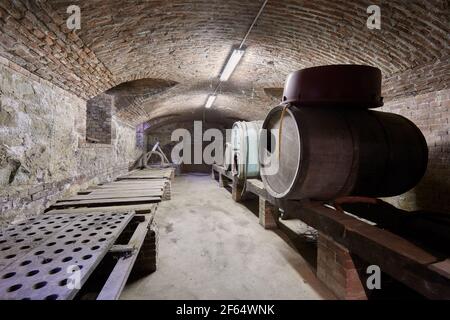Alter Keller mit Holzfässern und Ziegeldecke Stockfoto