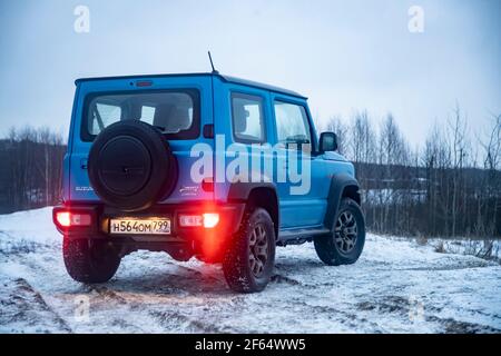 Moskau, Russland - 24. Januar 2020: Rückansicht des neuen blauen Suzuki Jimny Mini-SUV auf einer Winterstraße in der abendlichen Natur. Stockfoto