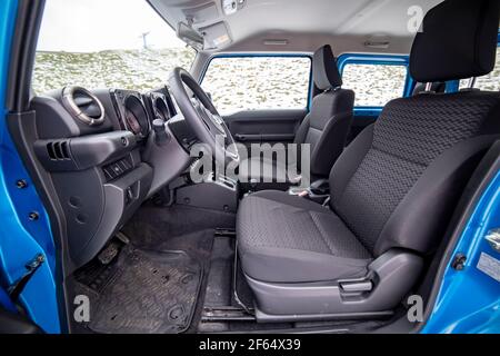 Moskau, Russland - 24. Januar 2020: Leerer Innenraum des neuen Mini-SUV Suzuki Jimny statische Fotos im Winterwald. Nahaufnahme. Fahrersitz in neuen Offroad c Stockfoto