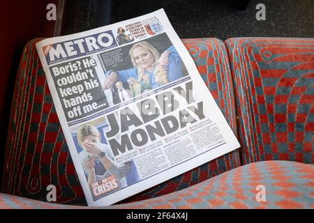 Eine weggeworfene Kopie einer Metro-Zeitung, die über die angebliche Affäre von Premierminister Boris Johnson mit Jennifer Acuri und das Datum berichtet, an dem die Sperrbeschränkungen für die Pandemie von Covid weiter gelockert werden, liegt am 29. März 2021 in London, England, auf den Sitzen eines Londoner Busses.