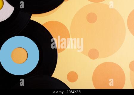 Old Vinyl 45 rpm Records auf gelbem Hintergrund Stockfoto