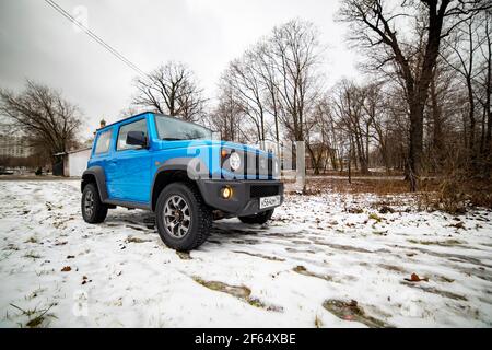 Moskau, Russland - 24. Januar 2020: Testdrive neuer Mini-SUV Suzuki Jimny Static Photos im Winterwald Stockfoto