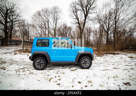 Moskau, Russland - 24. Januar 2020: Testdrive neuer Mini-SUV Suzuki Jimny Static Photos im Winterwald Stockfoto