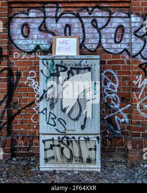 Ein postiver Gedanke - Wir steigen Zeichen auf Utility Box während Covid-19 Pandemie. Mitte, Berlin, Deutschland Stockfoto