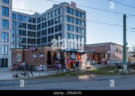 Wand Kiosk am Nordbahnhof S-Bahn verkauft Kleidung, Postkarten und Andenken, Mitte, Berlin Stockfoto